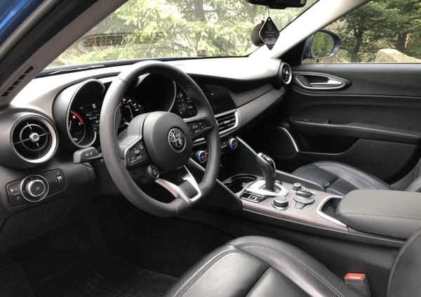 Alfa Romeo Giulia cena 102000 przebieg: 15000, rok produkcji 2020 z Warszawa małe 67